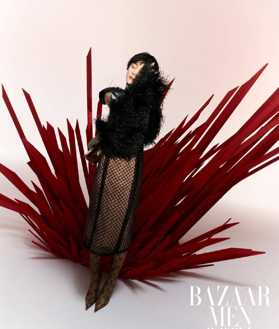 杨幂 杨幂、倪妮、郑秀文、刘雯同穿一款吊带蕾丝裙上杂志，杨幂竟输了