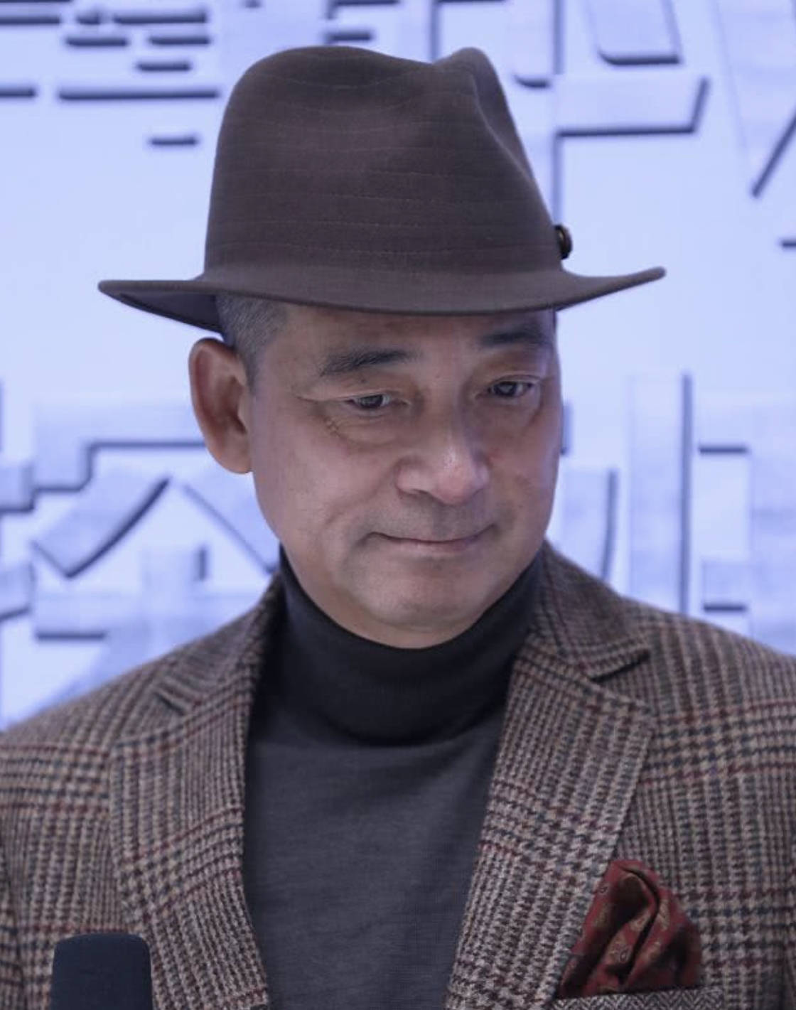 主动为乘客搬行李,面对镜头大方打招呼_林栋