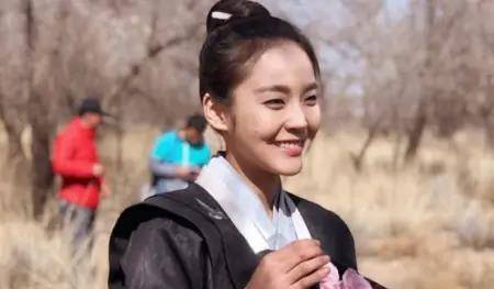 舅舅|明明可以拼舅舅，却坚持靠自己的努力，现在已经成为当红小花