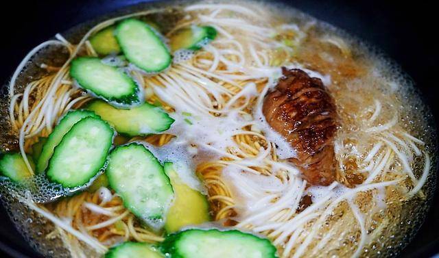 葱花|周末清晨我十分钟做好这碗面，有肉有蛋汤更鲜，家人连夸再来一碗