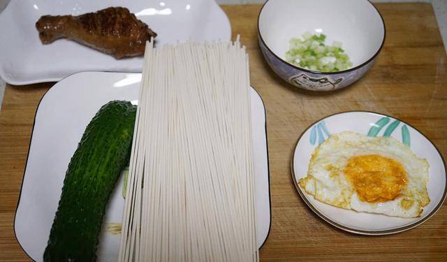 葱花|周末清晨我十分钟做好这碗面，有肉有蛋汤更鲜，家人连夸再来一碗