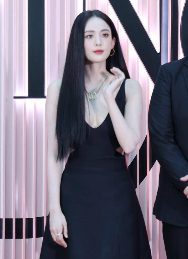 黑色 古力娜扎风格变了不少