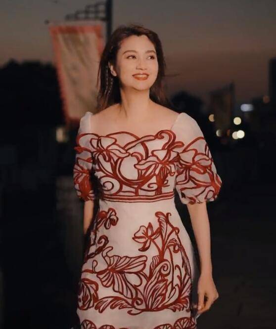 高跟鞋 洪欣深夜独自遛弯！穿露肩红白裙配高跟鞋，大冷天真没人比她敢穿