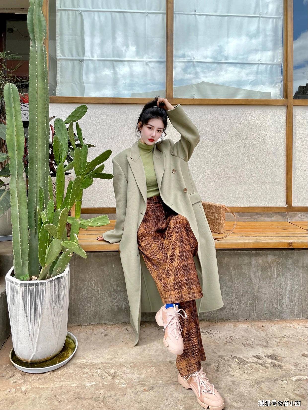 黑色 冬季穿这5个“神仙色大衣”真香，搭配牛仔裤、半身裙高级显气质