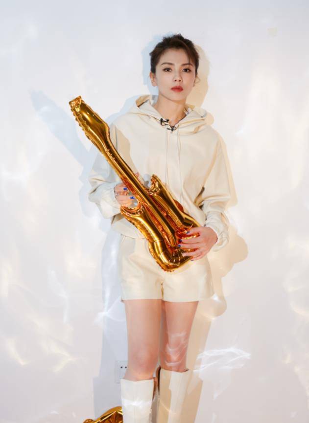 运动服 刘涛穿运动装比穿礼服还美，白色卫衣配短裤，扎丸子头显瘦又显嫩