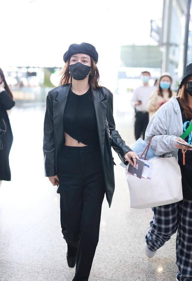 秦岚的马甲线太抢镜了虽然穿着一身黑但出行的时候很有气场