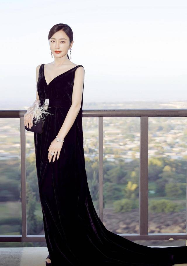 颜色 40岁秦岚又“叛逆”了！背心外穿太新潮，搭配破洞牛仔裤率性洒脱