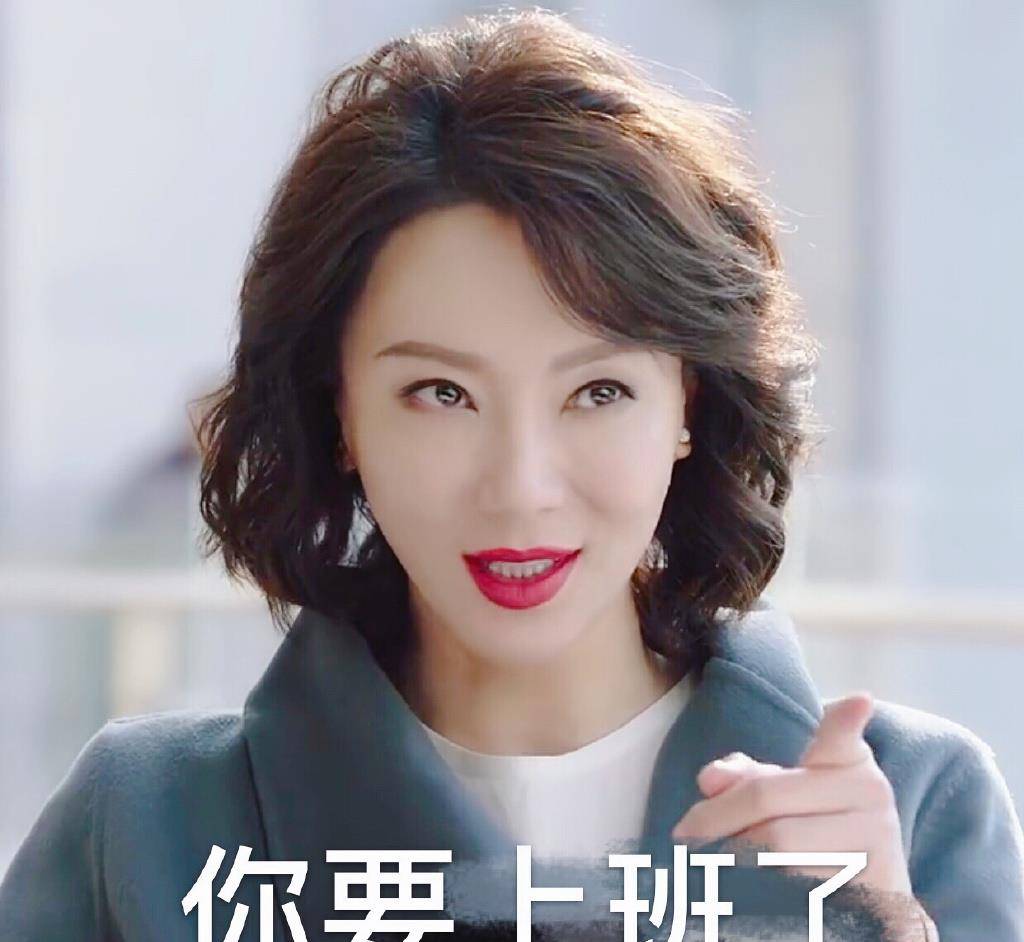 发型最适合三四十岁的女性短发，搭配一套显白的衣服单品，穿出高级感