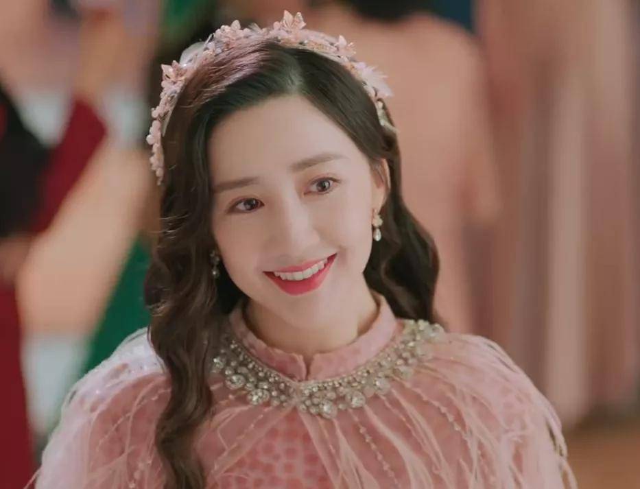 发型|这部民国剧好离谱，演员妆发超时尚，男主靠耍帅拿下整个上海