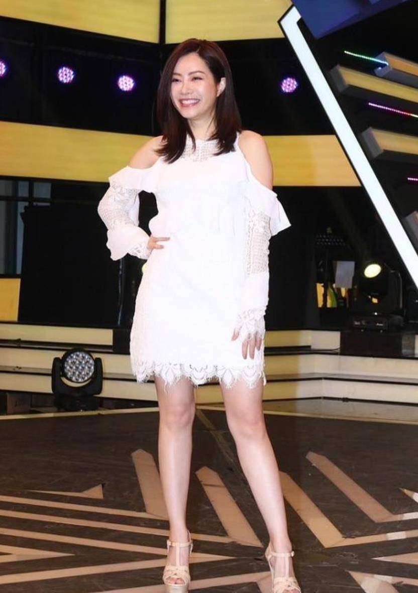 徐怀钰 罗志祥前女友43岁了，穿小白裙还有少女感，身材和年轻时相差不大