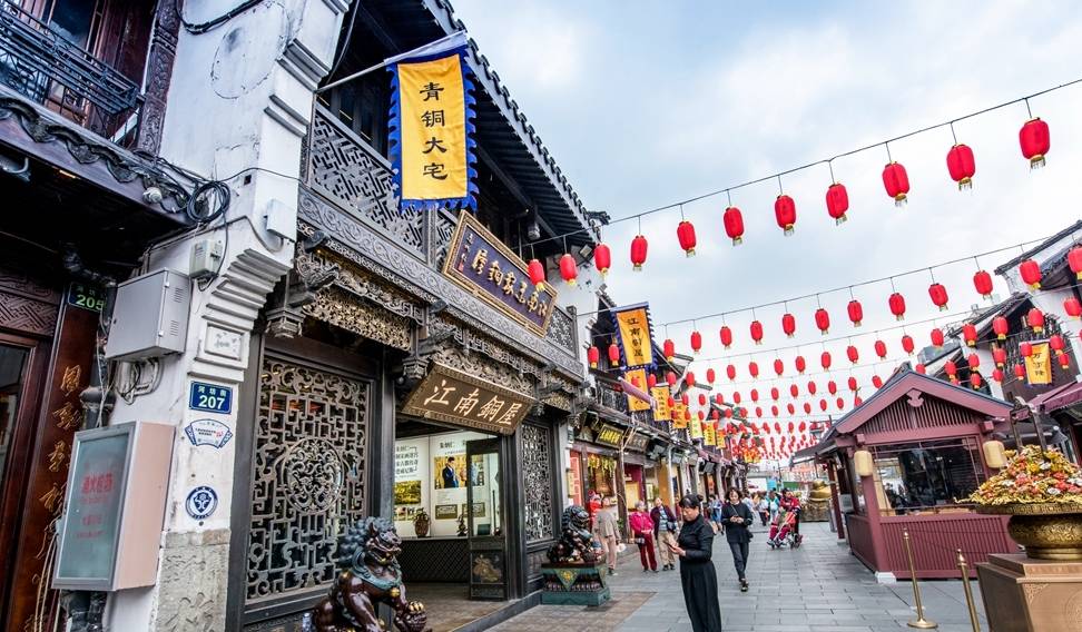 杭州最热闹的步行街，街上大部分是外地游客，本地人不多