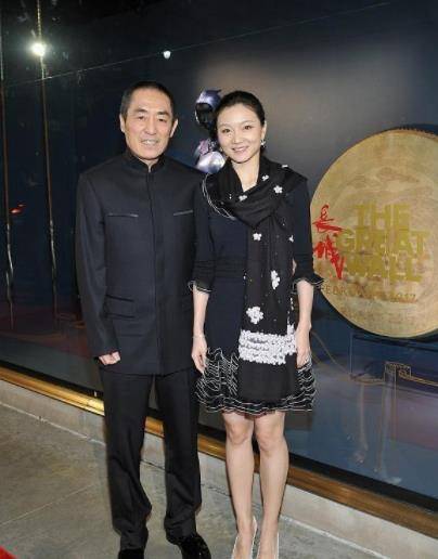 张艺谋 张艺谋晒出全家照，妻子陈婷穿小洋裙好减龄，跟孩子看不出年龄差