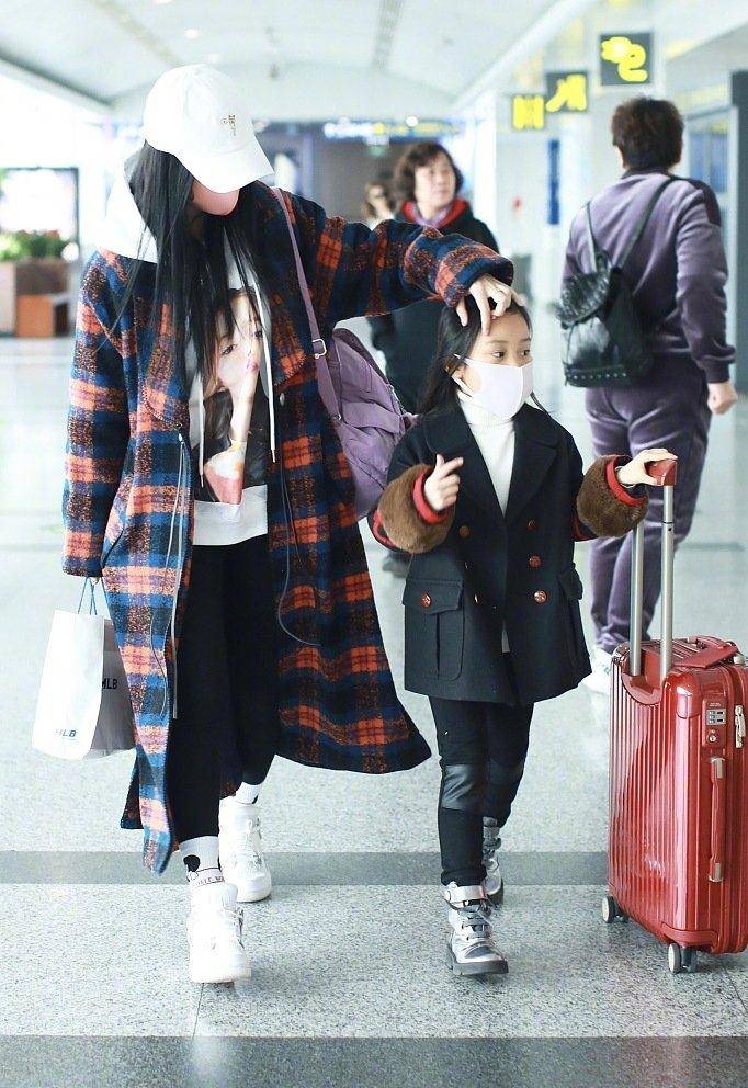 李小璐 李小璐携女儿走机场，6岁甜馨一身拼接西装比妈妈格纹大衣还有范