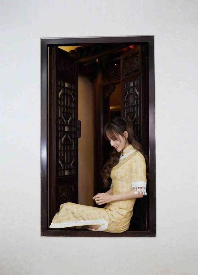 整体 张嘉倪的身材太迷人,鹅黄流苏旗袍淑女有气质,微卷长发俏皮可爱