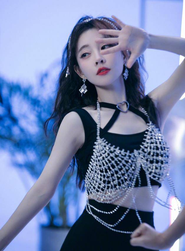 人气|冯提莫的另类打开方式，大胆转型挑战唱跳舞曲，造型飒爽魅力四射