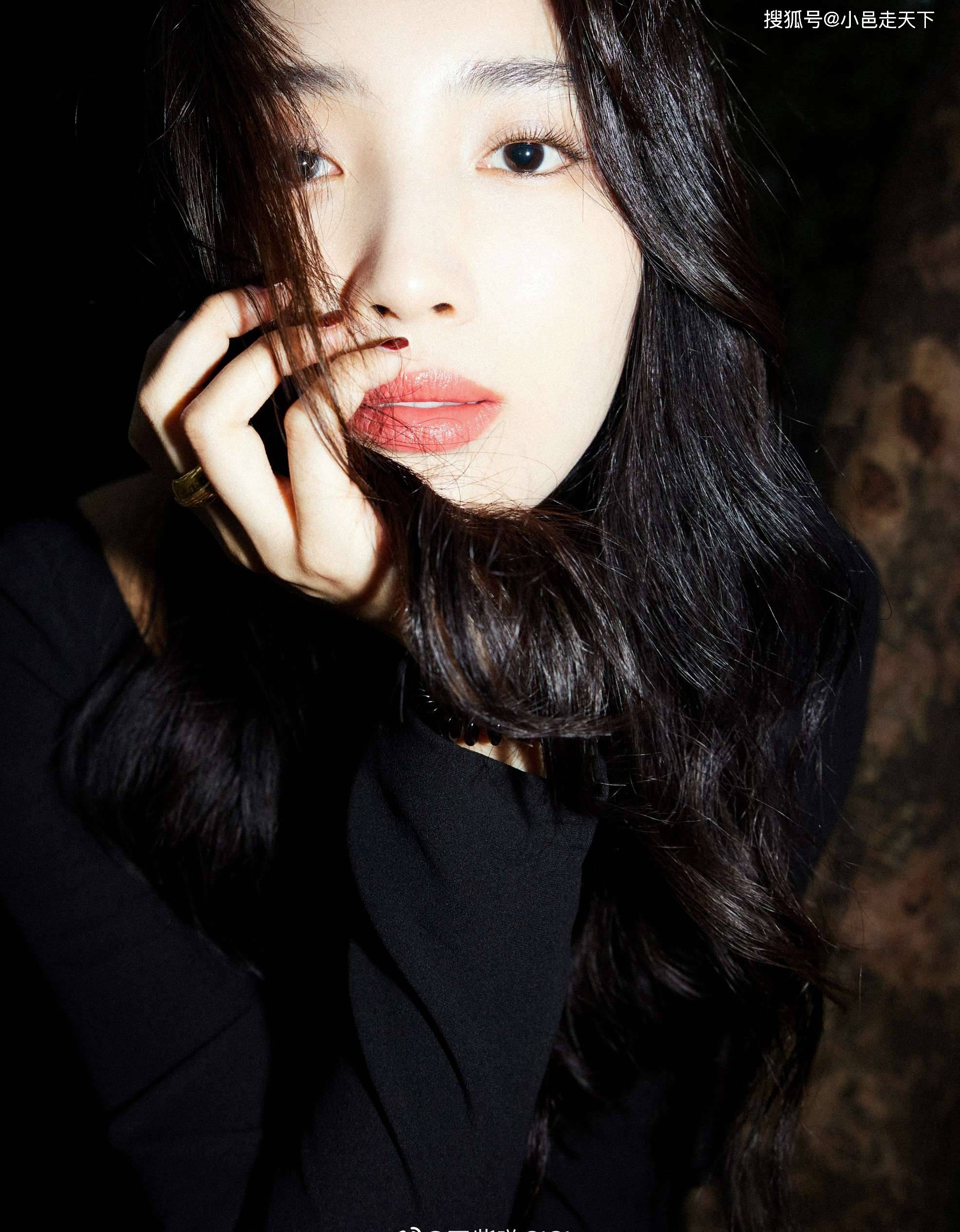 王紫璇黑色连衣裙性感美腿写真