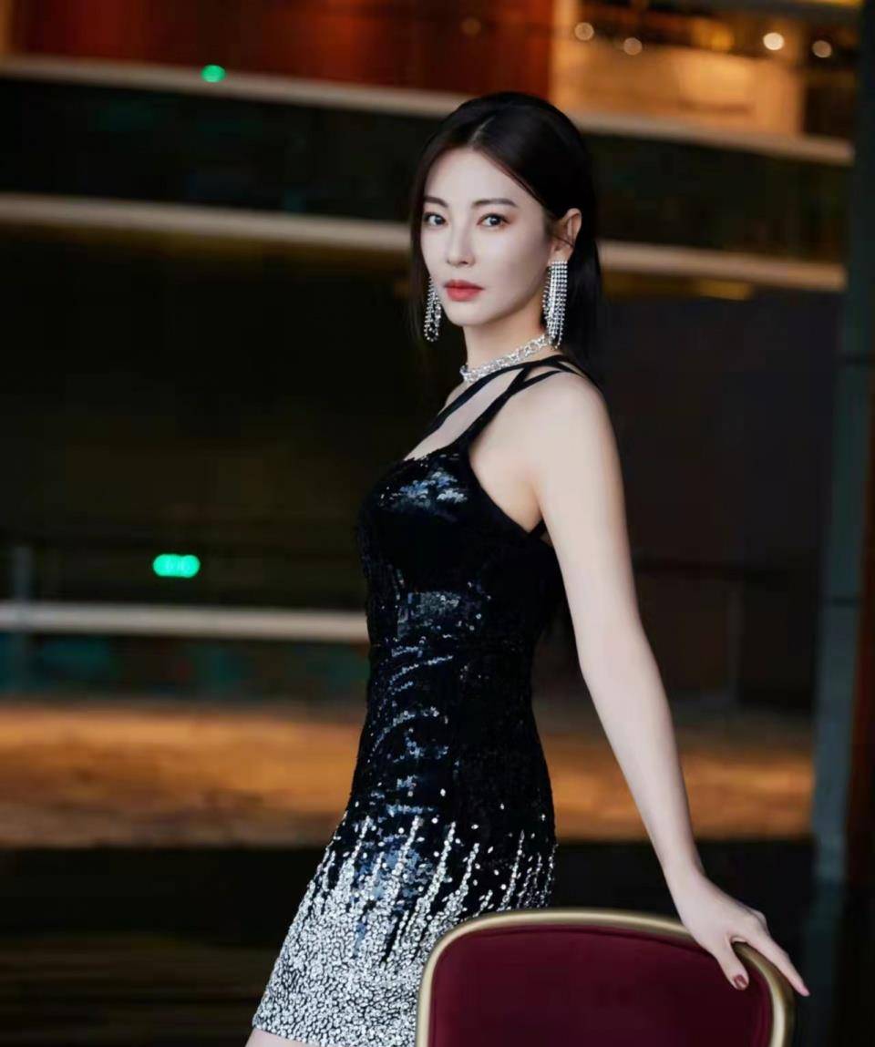 黑色 双11晚会女星造型绝美！周冬雨穿吊带高开叉裙，张韶涵马甲线吸睛