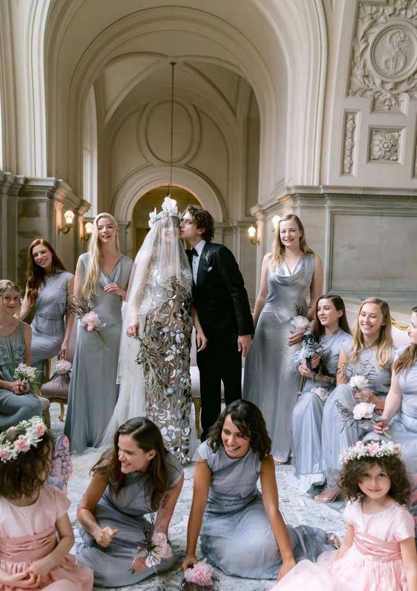 高定 顶级名媛出嫁展现豪门底蕴！高定婚纱不镶钻缝玻璃，连狗都穿仙裙