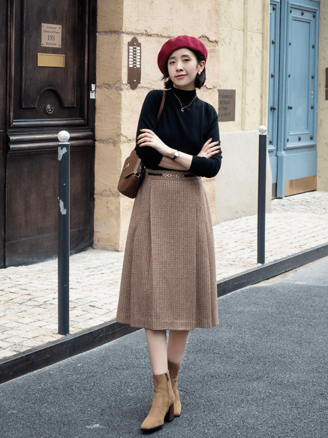 下半身 不管穿大衣还是针织衫，下半身尽量搭“格纹裙”，复古时髦还显瘦