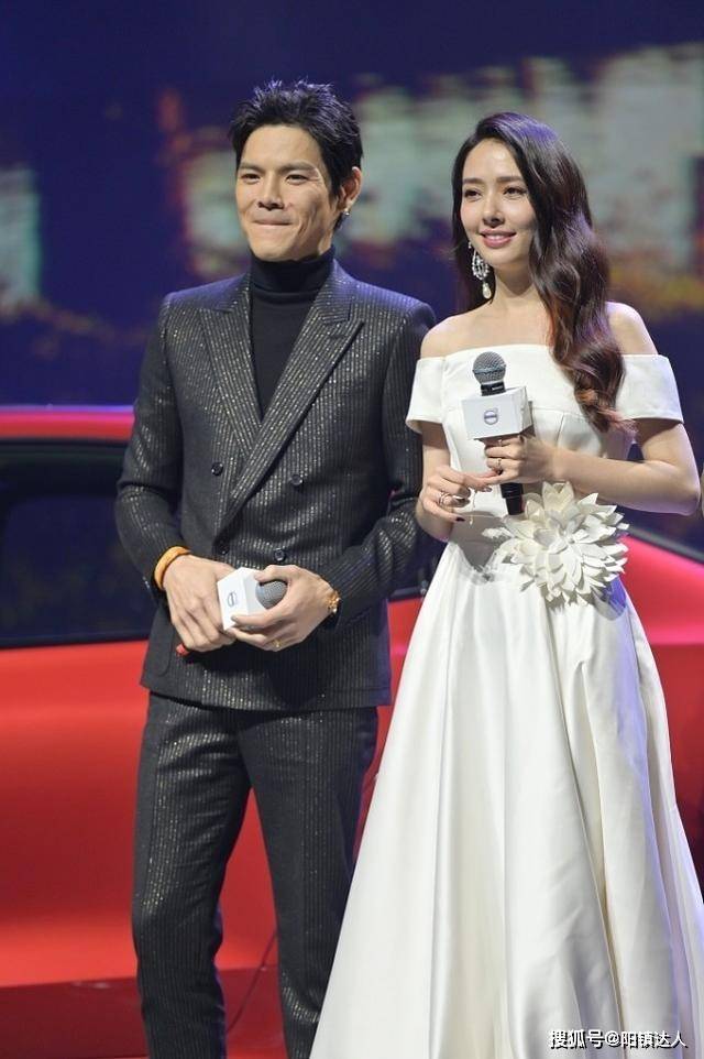 形象 郭碧婷与向佐好恩爱,“黑白穿搭”似情侣装,高级有范,十分闪耀