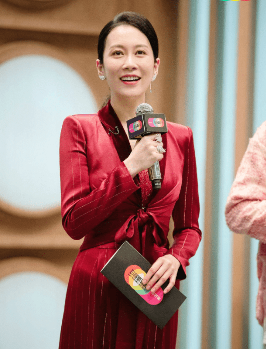 温峥嵘 温峥嵘才是真“戏精”,演啥像啥穿衣还高级,西装显出成熟女人味