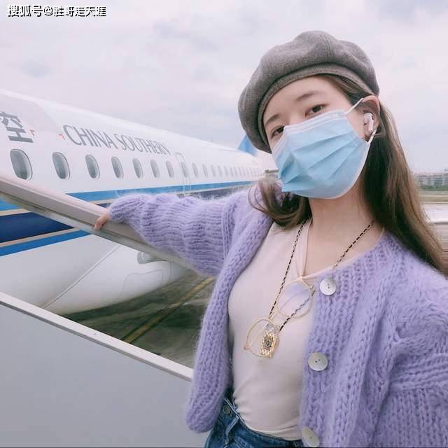 西装 “初恋女孩”赵露思，秋冬穿搭“上暖下凉”？一般人hold不住