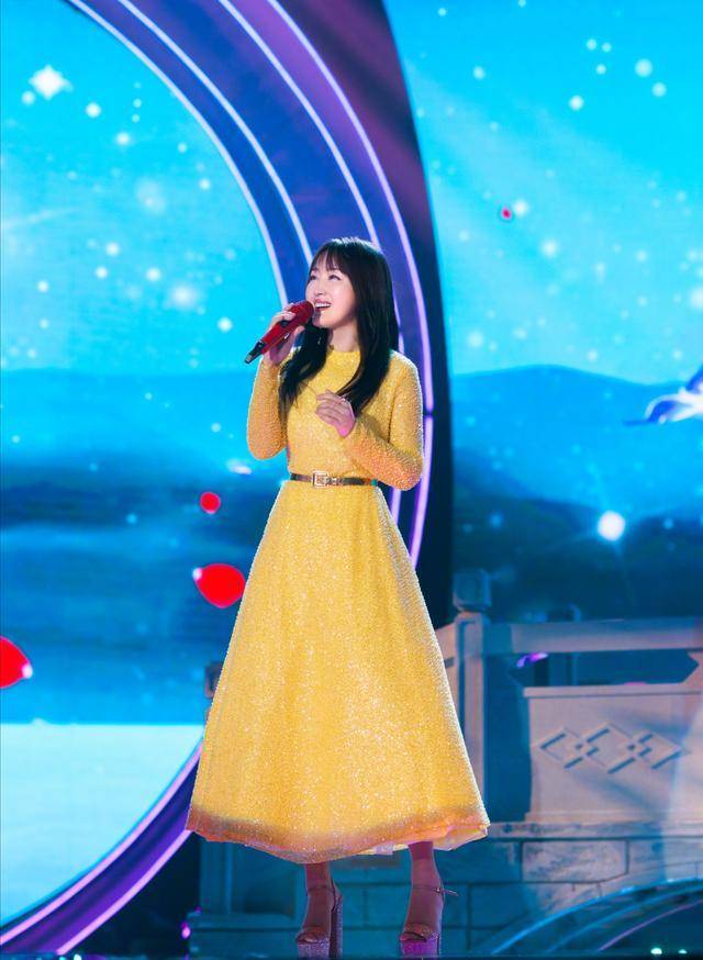杨钰莹 奔五的杨钰莹不会老吗？衬衫配印花半裙青春靓丽，状态如19岁少女