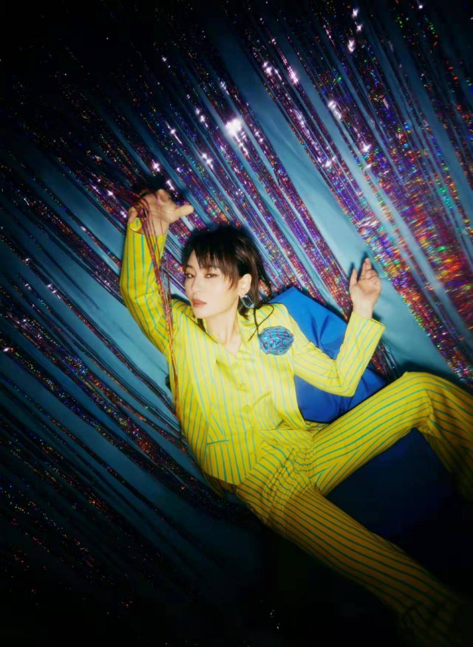 黑色 双11晚会女星造型绝美！周冬雨穿吊带高开叉裙，张韶涵马甲线吸睛