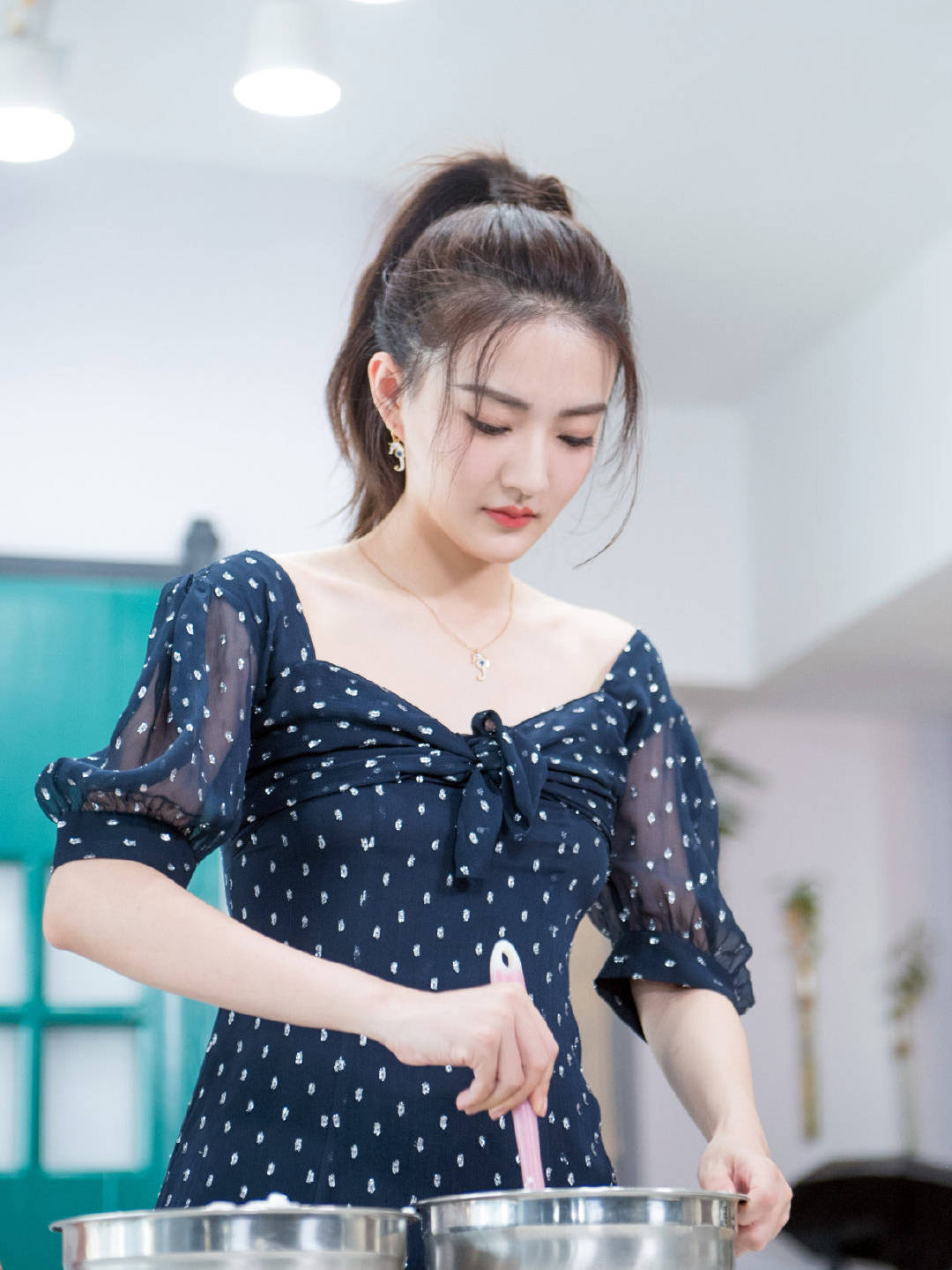 24岁徐璐终于"放开"了,穿吊带开叉裙,美得不敢认!_曲线