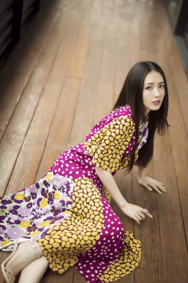 女神 郭碧婷解锁碎花裙新穿法！拼接设计时髦个性，配黑长直发型太惊艳
