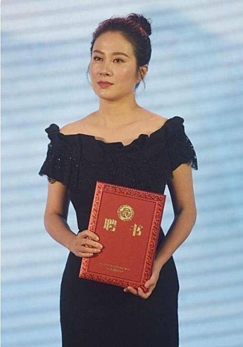 身材 叶璇穿搭“翻车”了,丰满身材还穿宽松裙,看着不高级,有点显老