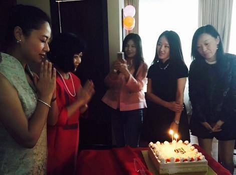 黑长直 49岁杨钰莹简直逆生长！黑色连衣裙优雅高贵，配黑长直发型似18岁