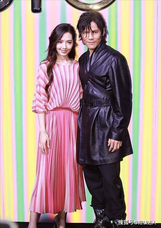 形象 郭碧婷与向佐好恩爱,“黑白穿搭”似情侣装,高级有范,十分闪耀