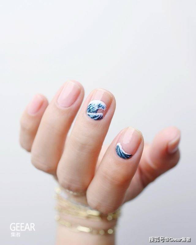 指甲以简约线条和色彩勾勒出令人注目的优雅款式！