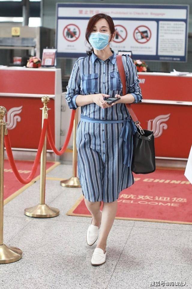 张铎 张铎妻子挺有魅力,年过半百穿“条纹”衬衫也有气质,好大气