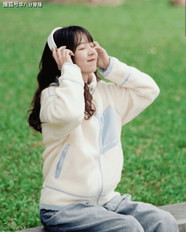 显得 换季穿衣别跟风，学会“羊羔毛外套+阔腿裤”，软糯温柔又保暖