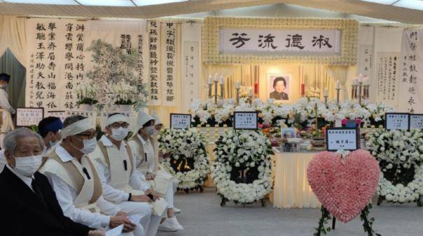 灵堂|霍启刚独自出席阔太葬礼，现场名人云集，不输自家奶奶的规模