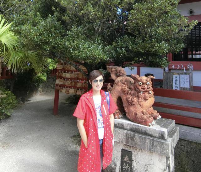设计 陈法蓉带父亲旅游！蕾丝上衣搭配阔腿裤清爽简约，父女同框超温馨