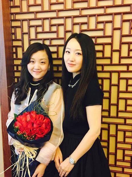 黑长直 49岁杨钰莹简直逆生长！黑色连衣裙优雅高贵，配黑长直发型似18岁