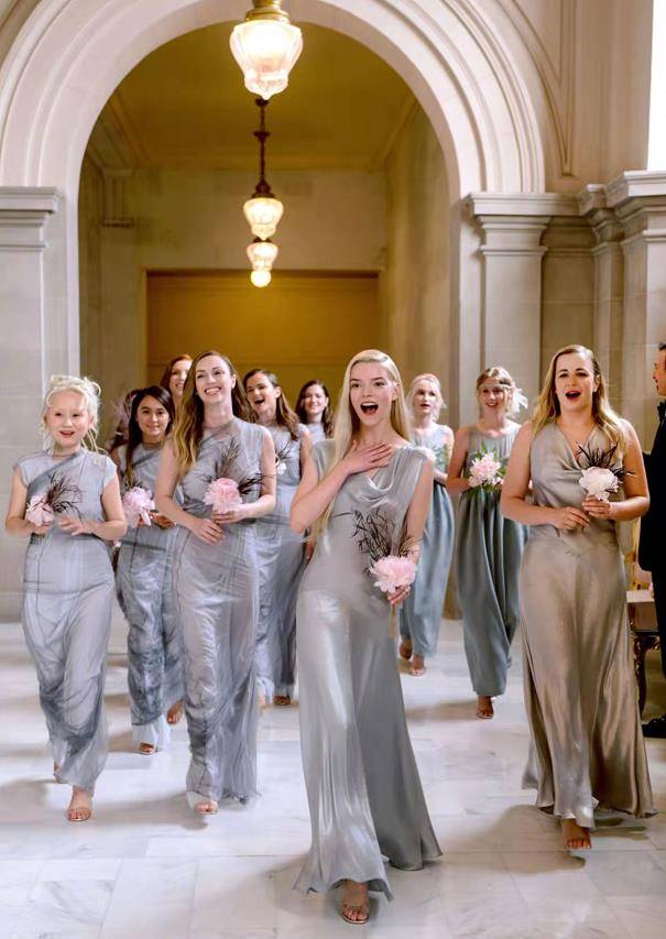 高定 顶级名媛出嫁展现豪门底蕴！高定婚纱不镶钻缝玻璃，连狗都穿仙裙