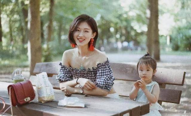 漂亮 “母女俩对比照”走红网络，一样的衣服和造型，网友：妈妈更出众