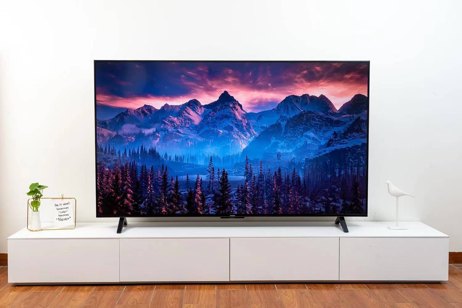 荣耀智慧屏x2:10.7亿色广色域全彩屏,无广告开关机流畅享受_投影仪