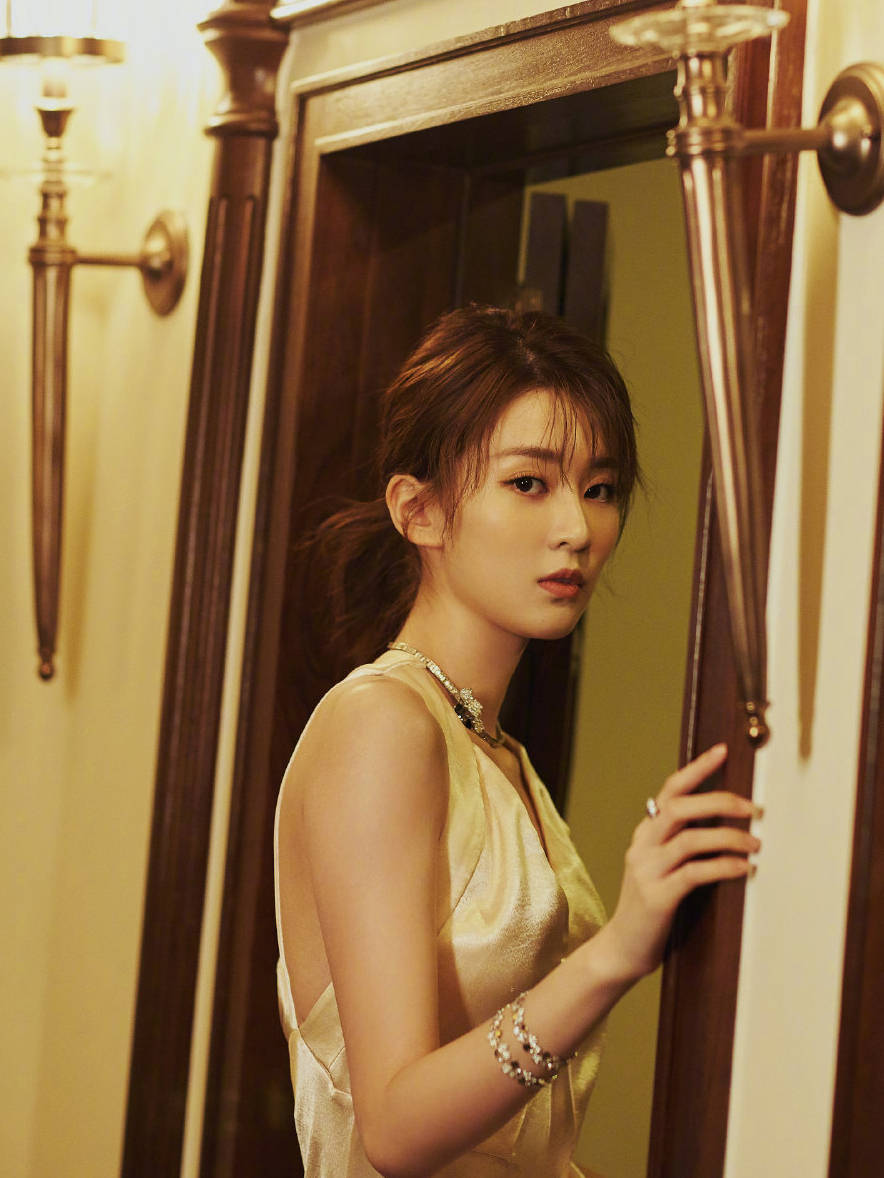 曲线 25岁乔欣又美了，搭配一袭深V长裙，身材比例惊艳！