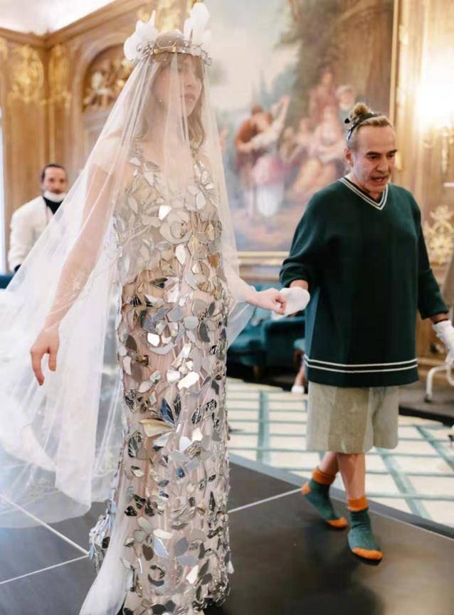 高定 顶级名媛出嫁展现豪门底蕴！高定婚纱不镶钻缝玻璃，连狗都穿仙裙