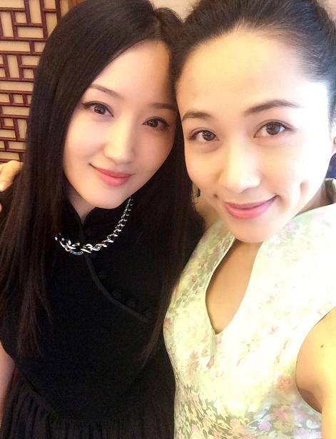 黑长直 49岁杨钰莹简直逆生长！黑色连衣裙优雅高贵，配黑长直发型似18岁