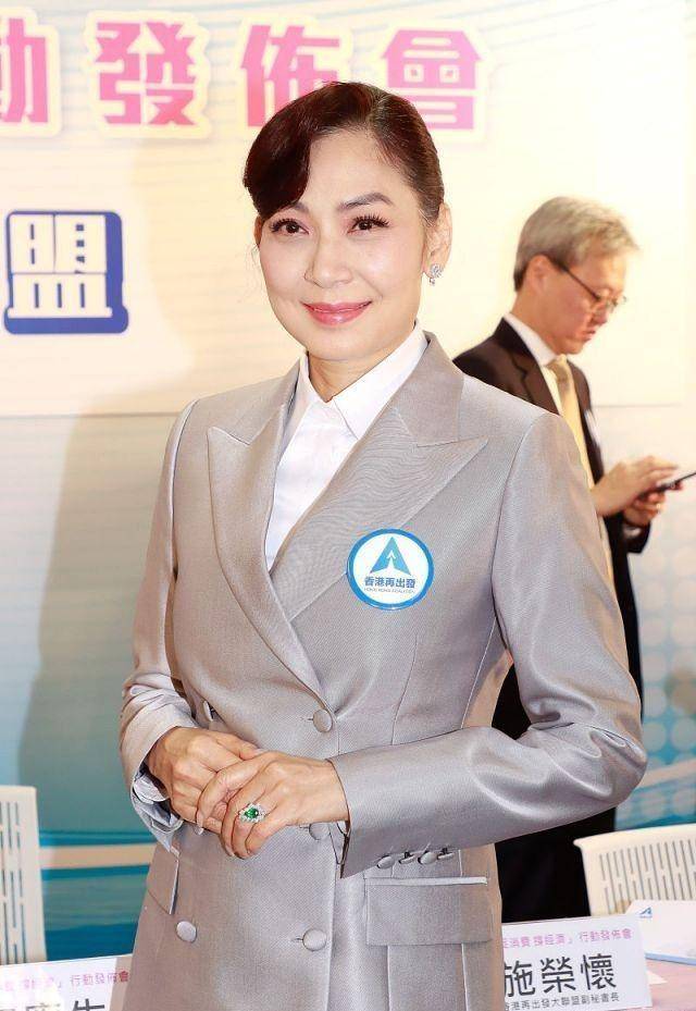 银灰色 邝美云哪像56岁？一袭银灰色西装利落干练，气质惊艳，状态超好