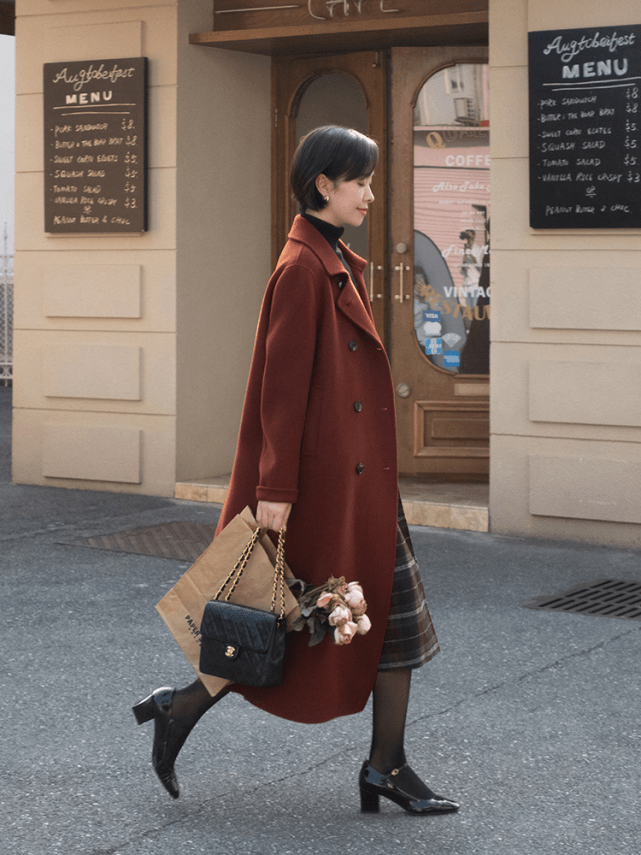 下半身 不管穿大衣还是针织衫，下半身尽量搭“格纹裙”，复古时髦还显瘦