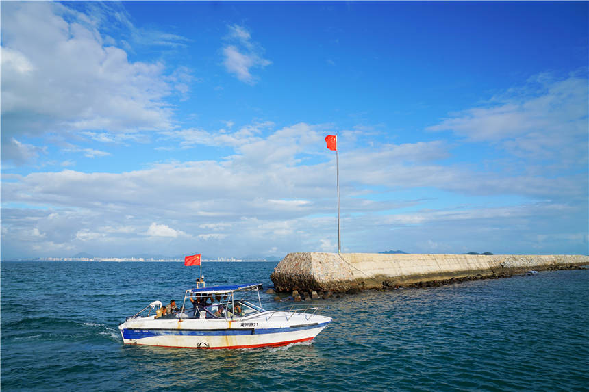 摆渡船|三亚新晋网红打卡地，这个小众海岛，百年老屋和灯塔拍照超好看