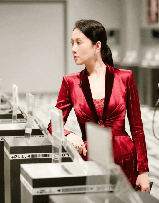 温峥嵘 温峥嵘才是真“戏精”,演啥像啥穿衣还高级,西装显出成熟女人味