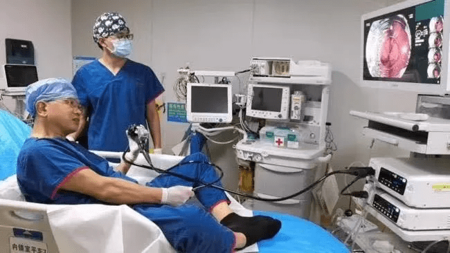 手术|是个狠人！这位医生无麻醉给自己做了胃肠镜，还切了痔疮……